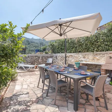 In Borgo Doneglia With Kitchenette Holiday home